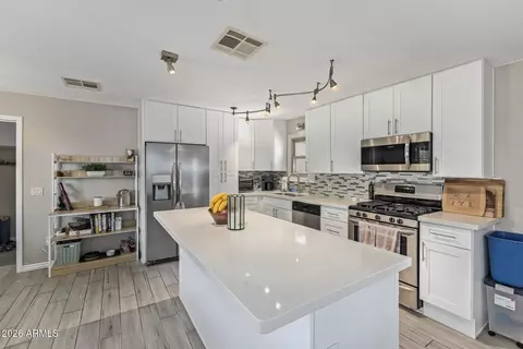 Kitchen - 720 E Carol Ave, Phoenix, AZ 85020 photo 4 of 5