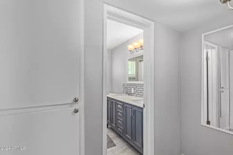 Bath - 5520 N 37th Ave, Phoenix, AZ 85019 photo 1 of 5