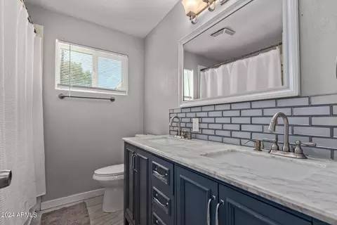 Bath - 5520 N 37th Ave, Phoenix, AZ 85019 photo 2 of 5