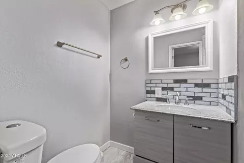 Bath - 5520 N 37th Ave, Phoenix, AZ 85019 photo 3 of 5