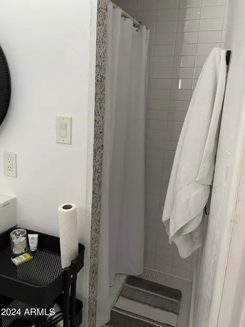 Bath - 5520 N 37th Ave, Phoenix, AZ 85019 photo 5 of 5