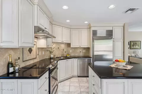 Kitchen - 902 E Mescal St, Phoenix, AZ 85020 photo 3 of 5