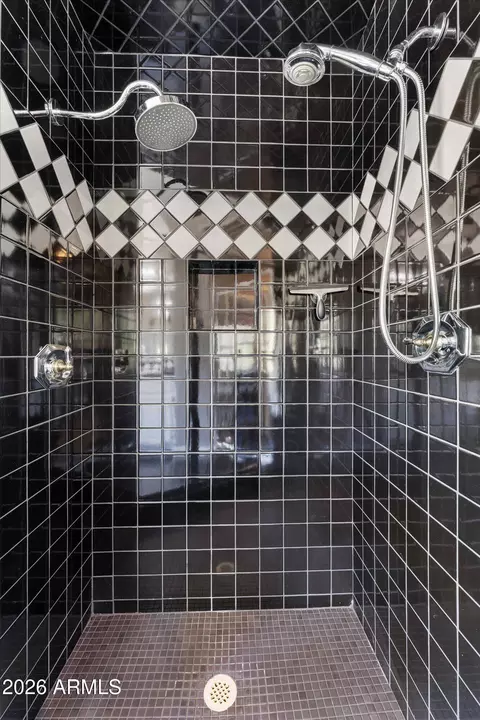 Bath - 902 E Mescal St, Phoenix, AZ 85020 photo 2 of 4