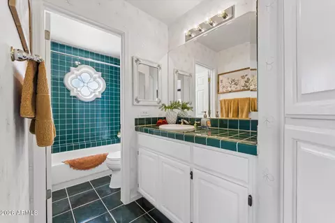 Bath - 902 E Mescal St, Phoenix, AZ 85020 photo 3 of 4