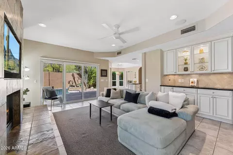Living - 902 E Mescal St, Phoenix, AZ 85020 photo 4 of 6