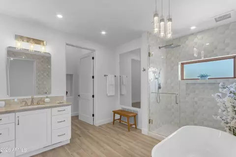 Bath - 4937 E Rockridge Rd, Phoenix, AZ 85018 photo 1 of 7