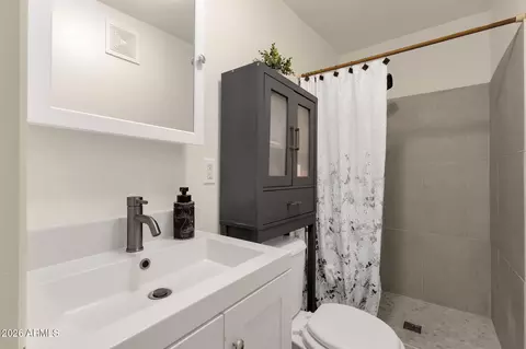 Bath - 6437 S 43rd Pl, Phoenix, AZ 85042 photo 1 of 2