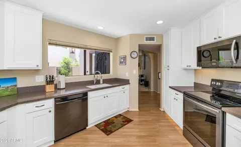 4005 E Round Hill Dr, Phoenix, AZ 85028 photo 9