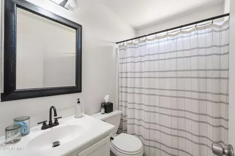 Bath - 4010 E Melinda Ln, Phoenix, AZ 85050 photo 3 of 4