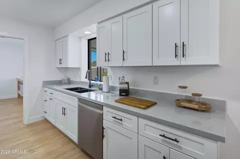 Kitchen - 7824 E Navarro Ave, Mesa, AZ 85209 photo 4 of 5