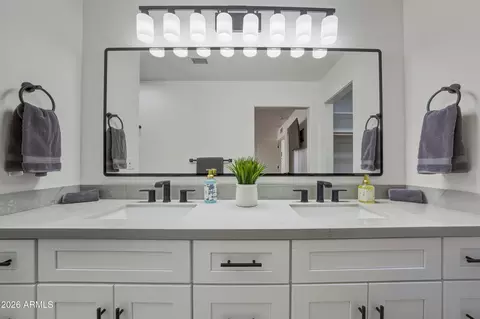 Bath - 7824 E Navarro Ave, Mesa, AZ 85209 photo 3 of 4
