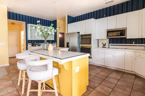 Kitchen - 2739 E Vista Dr, Phoenix, AZ 85032 photo 6 of 7