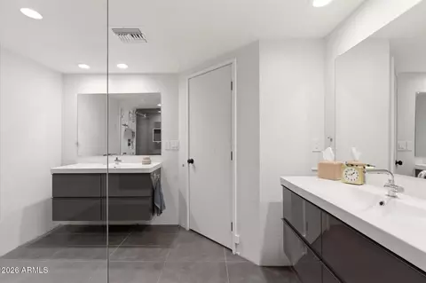 Bath - 3020 E Wethersfield Rd, Phoenix, AZ 85032 photo 2 of 5