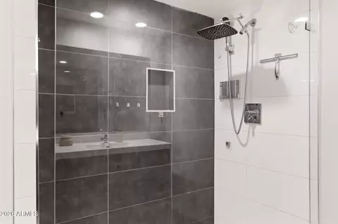 Bath - 3020 E Wethersfield Rd, Phoenix, AZ 85032 photo 3 of 5