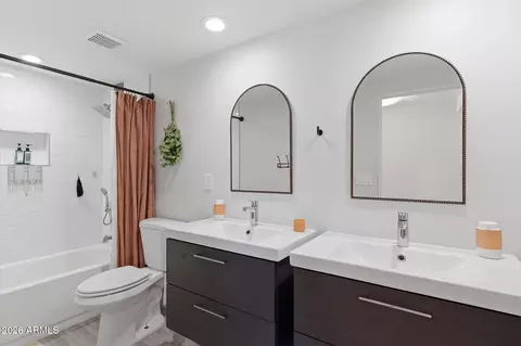 Bath - 3020 E Wethersfield Rd, Phoenix, AZ 85032 photo 4 of 5
