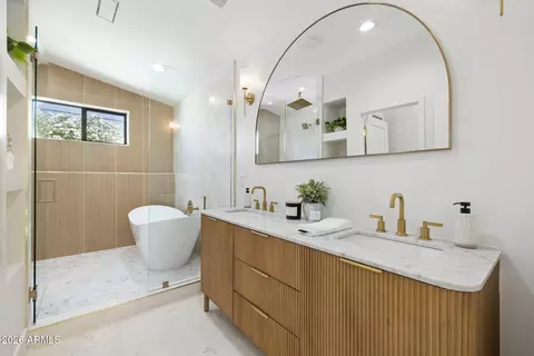Bath - 5438 E Avalon Dr, Phoenix, AZ 85018 photo 1 of 5