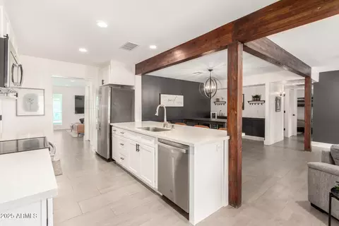 Entry Way - 3038 E Avalon Dr, Phoenix, AZ 85016 photo 2 of 5