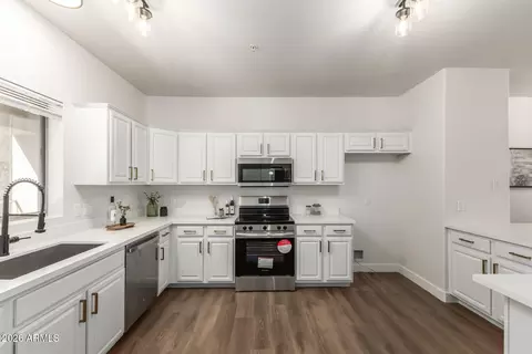 Kitchen - 920 E Devonshire Ave #2020, Phoenix, AZ 85014 photo 1 of 3