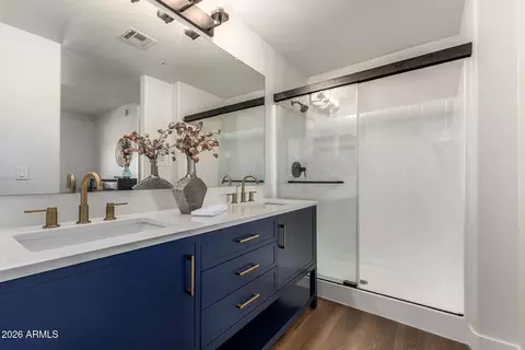 Bath - 920 E Devonshire Ave #2020, Phoenix, AZ 85014 photo 1 of 3