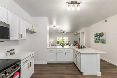 Kitchen - 920 E Devonshire Ave #2020, Phoenix, AZ 85014 photo 2 of 3