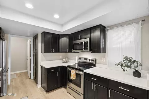 Kitchen - 3943 W Willow Ave, Phoenix, AZ 85029 photo 4 of 9