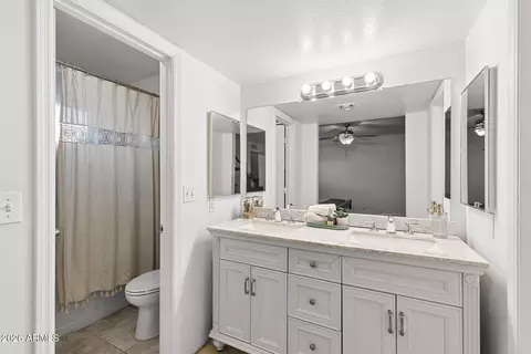 Bath - 3943 W Willow Ave, Phoenix, AZ 85029 photo 2 of 4