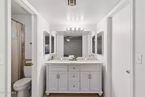 Bath - 3943 W Willow Ave, Phoenix, AZ 85029 photo 1 of 4