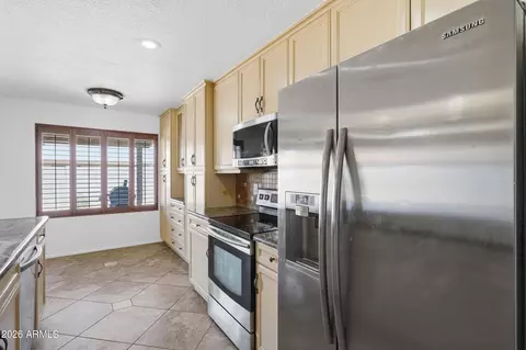 Kitchen - 3950 W Aster Dr, Phoenix, AZ 85029 photo 5 of 6