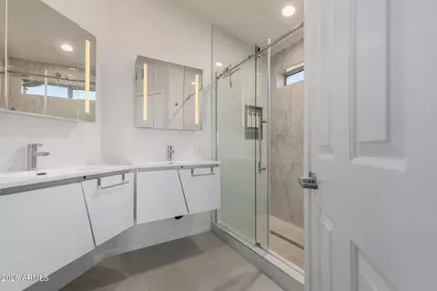 Bath - 4043 E Meadow Dr, Phoenix, AZ 85032 photo 2 of 3
