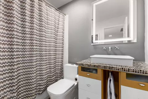 Bath - 4043 E Meadow Dr, Phoenix, AZ 85032 photo 3 of 3