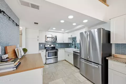 Kitchen - 1125 E Kaler Dr, Phoenix, AZ 85020 photo 1 of 2