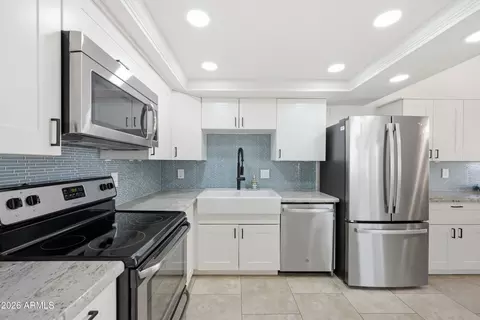 Kitchen - 1125 E Kaler Dr, Phoenix, AZ 85020 photo 2 of 2