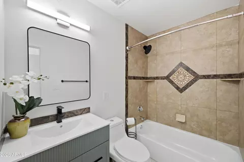 Bath - 1125 E Kaler Dr, Phoenix, AZ 85020 photo 3 of 3