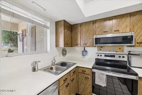 Kitchen - 4150 E Cactus Rd #120, Phoenix, AZ 85032 photo 1 of 3