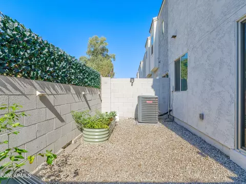 Exterior - 2170 W Harmont Dr, Phoenix, AZ 85021 photo 3 of 8