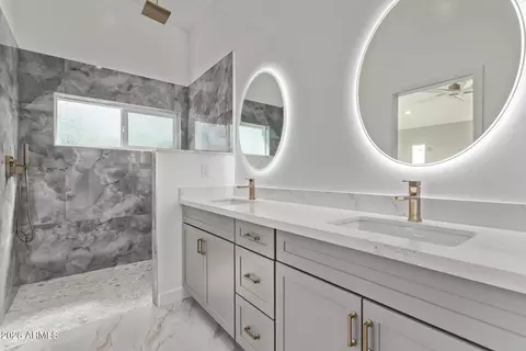 Bath - 1645 S 29th Ave, Phoenix, AZ 85009 photo 3 of 3