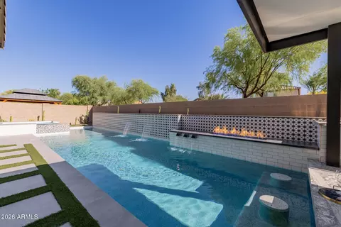 Exterior - 1087 E Knightsbridge Way, Gilbert, AZ 85297 photo 8 of 13