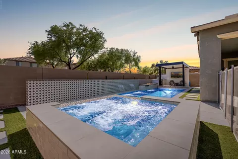 Exterior - 1087 E Knightsbridge Way, Gilbert, AZ 85297 photo 9 of 13
