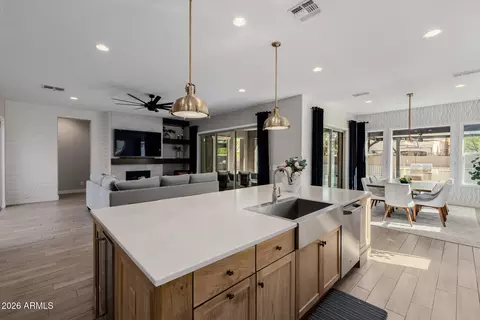 Kitchen - 1087 E Knightsbridge Way, Gilbert, AZ 85297 photo 4 of 10