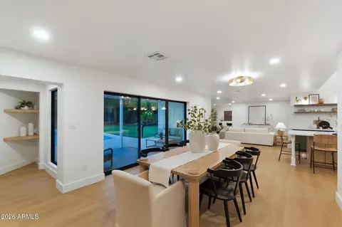 Dining - 325 W Loma Ln, Phoenix, AZ 85021 photo 1 of 2