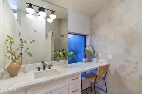 Bath - 325 W Loma Ln, Phoenix, AZ 85021 photo 1 of 4