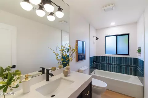 Bath - 325 W Loma Ln, Phoenix, AZ 85021 photo 3 of 4