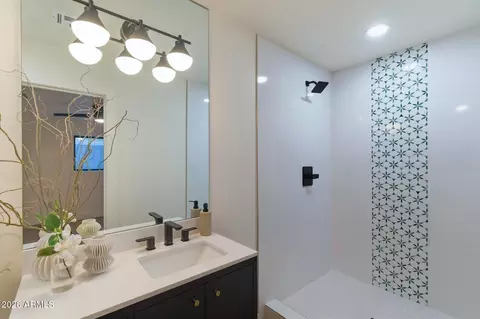 Bath - 325 W Loma Ln, Phoenix, AZ 85021 photo 2 of 4