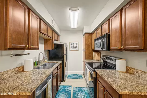 Kitchen - 2625 E Indian School Rd #222, Phoenix, AZ 85016 photo 3 of 3