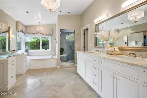 Bath - 150 E Wagon Wheel Dr, Phoenix, AZ 85020 photo 1 of 6