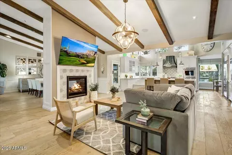 Living - 150 E Wagon Wheel Dr, Phoenix, AZ 85020 photo 5 of 6