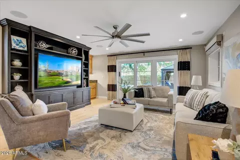 Living - 150 E Wagon Wheel Dr, Phoenix, AZ 85020 photo 6 of 6