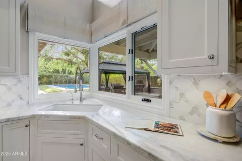 Kitchen - 150 E Wagon Wheel Dr, Phoenix, AZ 85020 photo 8 of 12