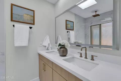 Bath - 1010 E Lois Ln, Phoenix, AZ 85020 photo 3 of 3