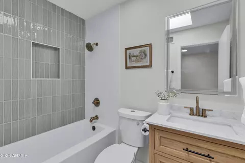 Bath - 1010 E Lois Ln, Phoenix, AZ 85020 photo 2 of 3